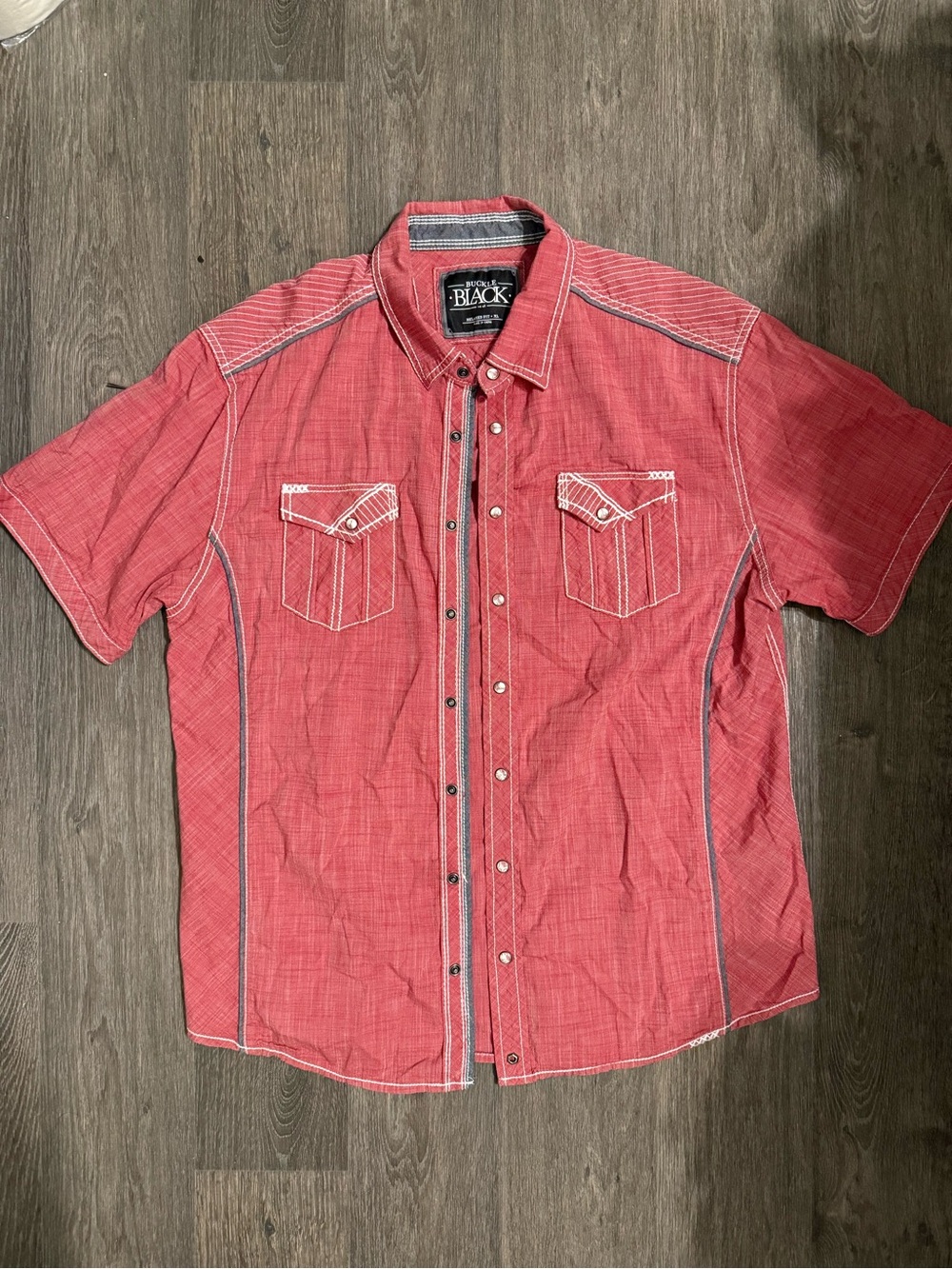Buckle Red Short-Sleeve Button-Down Shirt with Contrast Stitching